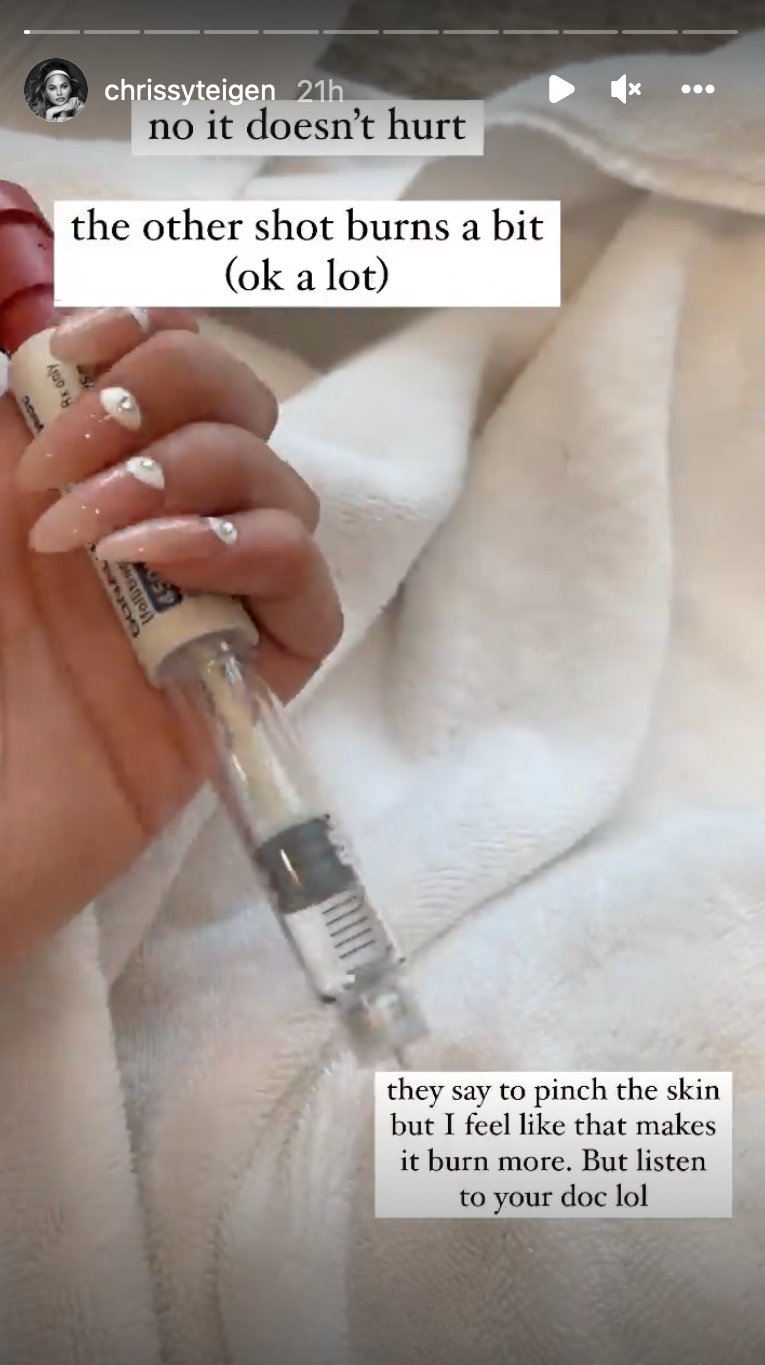 Chrissy Teigen shows herself taking IVF shots as she tries for another(02)